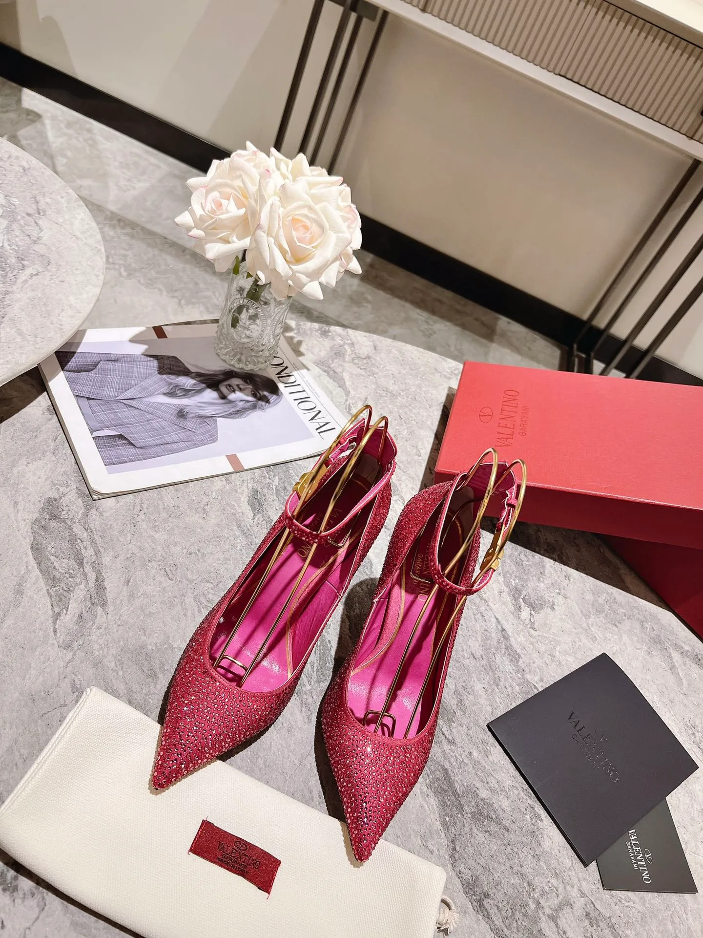 👟👟Ex-factory price 500👟👟 Genuine leather sole +40 Top version 𝑉𝐴𝐿𝐸𝑁𝑇𝐼𝑁𝑂 Valentino new spring and summer women's 6⃣️color "Czech Diamond💎" full diamond shoes The unique [V’s handcrafted diamond production] brings out a full sense of high-end, and the new season will live up to expectations! Worth buying★Absolutely high-grade❥Original method, Absolutely sensual❥Elegant style, creating a different feeling, simple and elegant style!  Code number: 35-41 (34-42 customized, non-returnable) Lining: Sheepskin lining Heel height: 10cm Leather outsole Rubber outsole